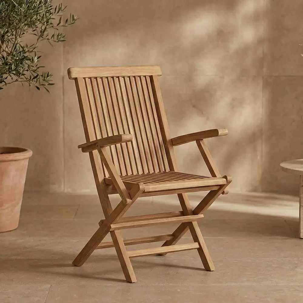 Klappstuhl Riva aus nachhaltigem Teakholz mit Armlehne für Garten und Terrasse