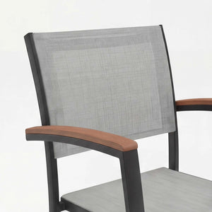 Moderner Schalenstuhl Stream mit Teak-Armlehnen und ergonomischer Sitzschale für Garten und Terrasse