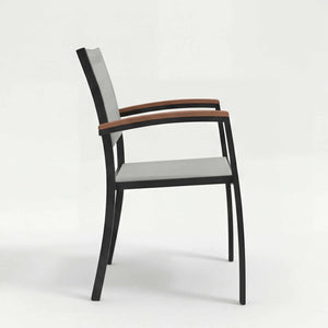 Moderner Schalenstuhl Stream mit ergonomischer Sitzschale und Teak-Armlehnen für Garten und Terrasse