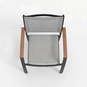 Moderner Schalenstuhl Stream mit Teak-Armlehnen, ergonomisch und stapelbar für Terrasse und Garten