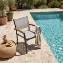 Moderner Schalenstuhl Stream mit Teak-Armlehnen und ergonomischer Sitzschale für Garten und Terrasse