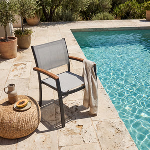 Moderner Schalenstuhl Stream mit Teak-Armlehnen und ergonomischer Sitzschale für Garten und Terrasse