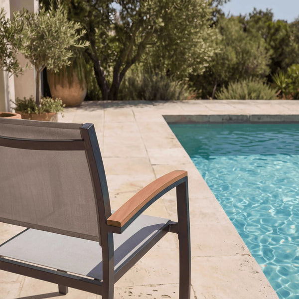 Moderner Schalenstuhl Stream mit Teak-Armlehnen und ergonomischer Sitzschale für Outdoor-Bereich