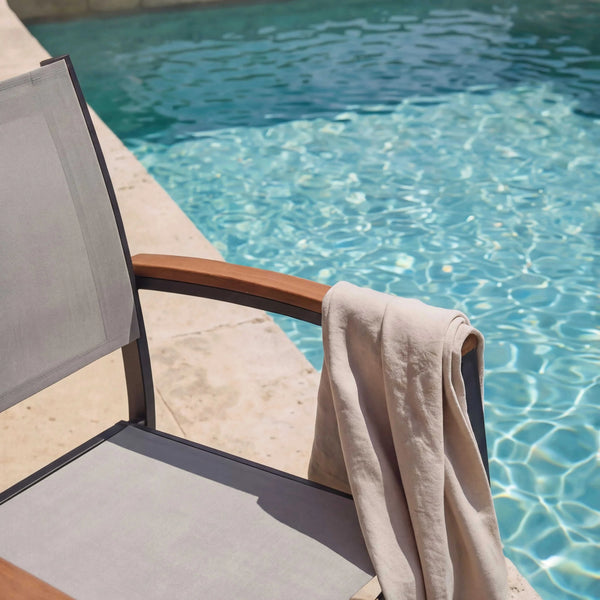 Moderner Schalenstuhl Stream mit Teak-Armlehnen für Garten und Terrasse