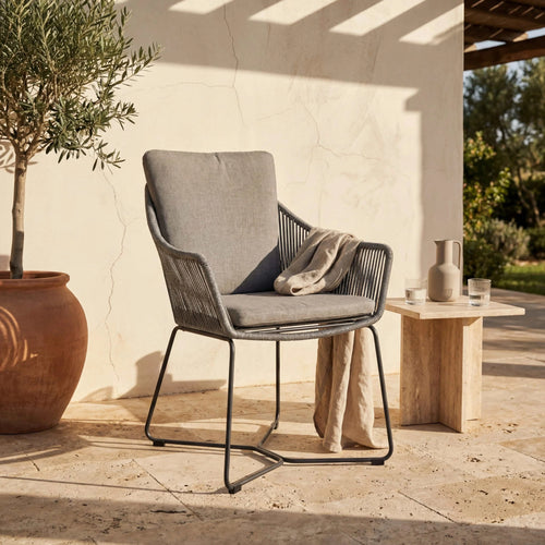 Moderner Armlehnstuhl Palau mit hohem Rücken, Aluminiumgestell und Teakholz-Armlehnen für Outdoor-Bereich