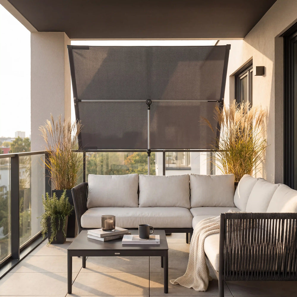 Balkonmöbel Dresden – Helle Loungemöbel unter Pergola mit Vorhängen, Möbel Graf Pirna