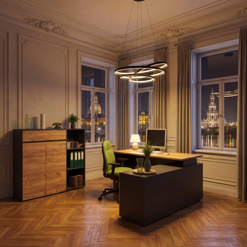 Büromöbel Dresden – Eiche-Büro-Set mit grünem Bürostuhl und Ring-Pendelleuchte vor Dresdner Nachtsilhouette, Möbel Graf