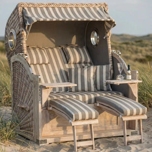 Gartenstrandkorb Comfort 500 Plus aus Mahagoni-Holz mit antik-weißem Kunststoff-Rundgeflecht und seitlichen Bullaugen im XL-Liegemodell