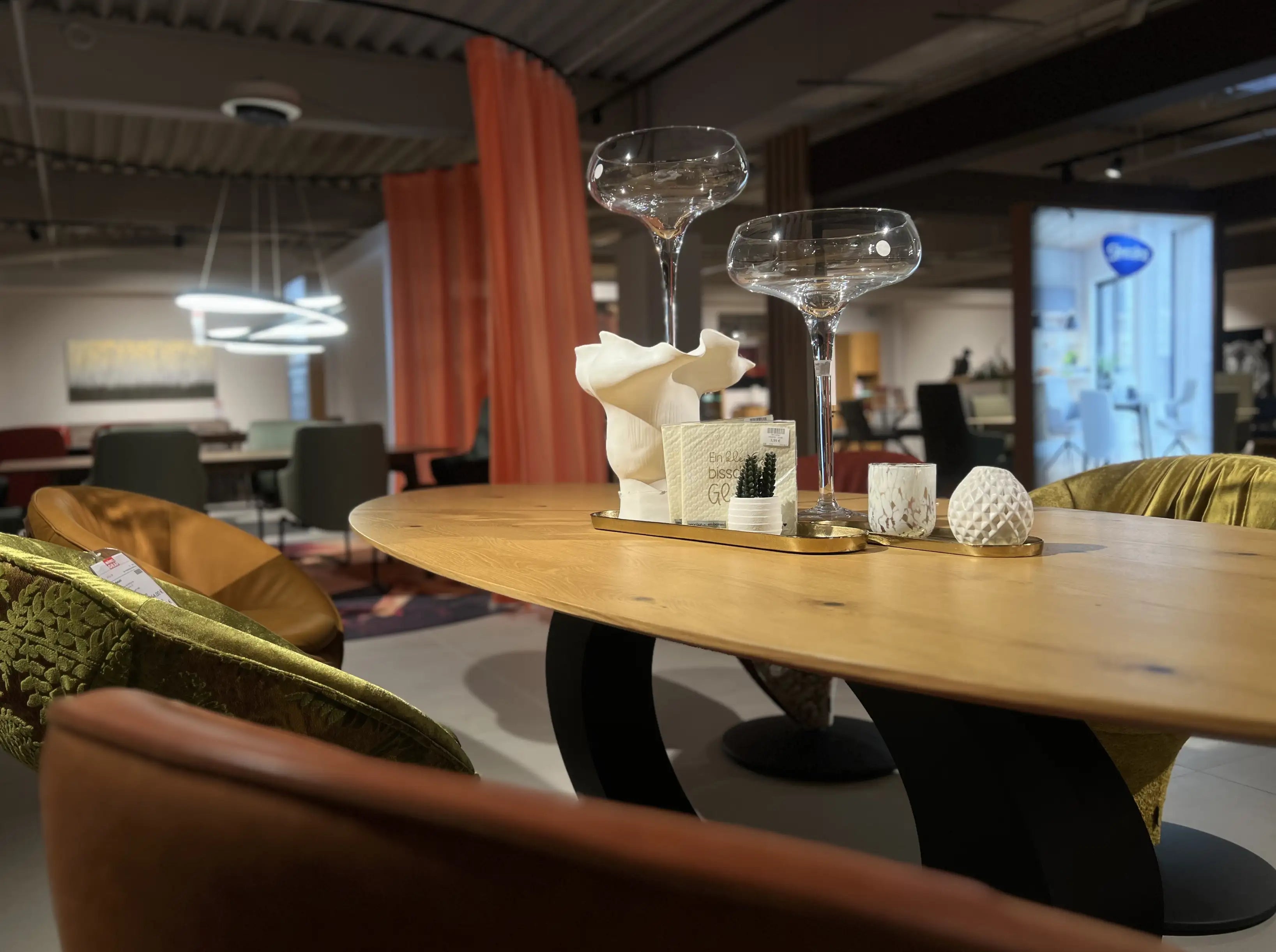 Runder Echtholz-Couchtisch mit Glasvasen und Keramik-Deko in weitläufiger Ausstellung – Wohnzimmermöbel Möbel Graf Dresden