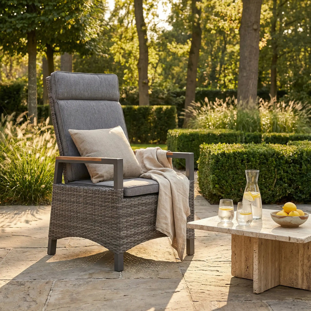 Polyrattan Positionsstuhl mit Teak-Armlehnen