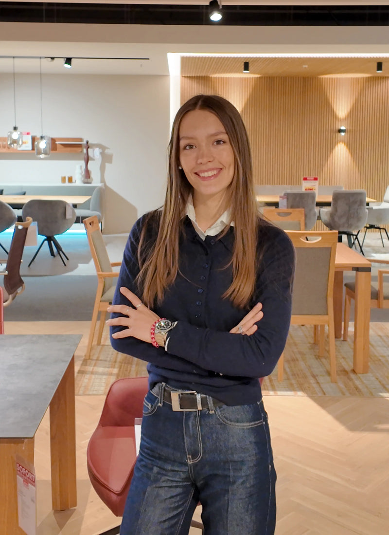 Büromöbel Dresden – Ergonomie-Beraterin Möbel Graf im Showroom Pirna, persönliche Arbeitsplatzberatung für Dresden