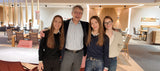 Inhaber-Familie Möbel Graf – Vater Andreas Graf mit drei Töchtern (Maria, Anna und Maxima Graf) im Showroom des Einrichtungshauses Pirna bei Dresden