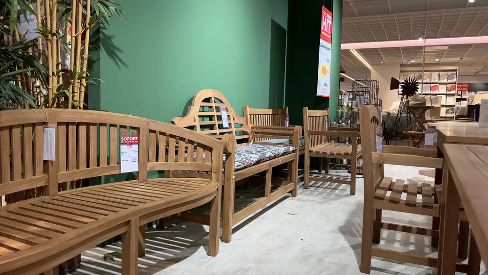 Gartenmöbel Dresden – Teak-Gartenbank mit Armlehnen vor grüner Wand, sofort lieferbar, Möbel Graf Pirna