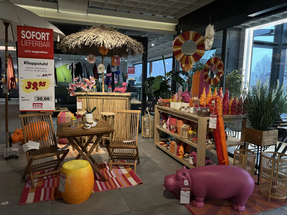 Gartenmöbel Dresden – Tropischer Showroom mit Stroh-Sonnenschirm und sofort lieferbarem Klappstuhl, Möbel Graf Pirna