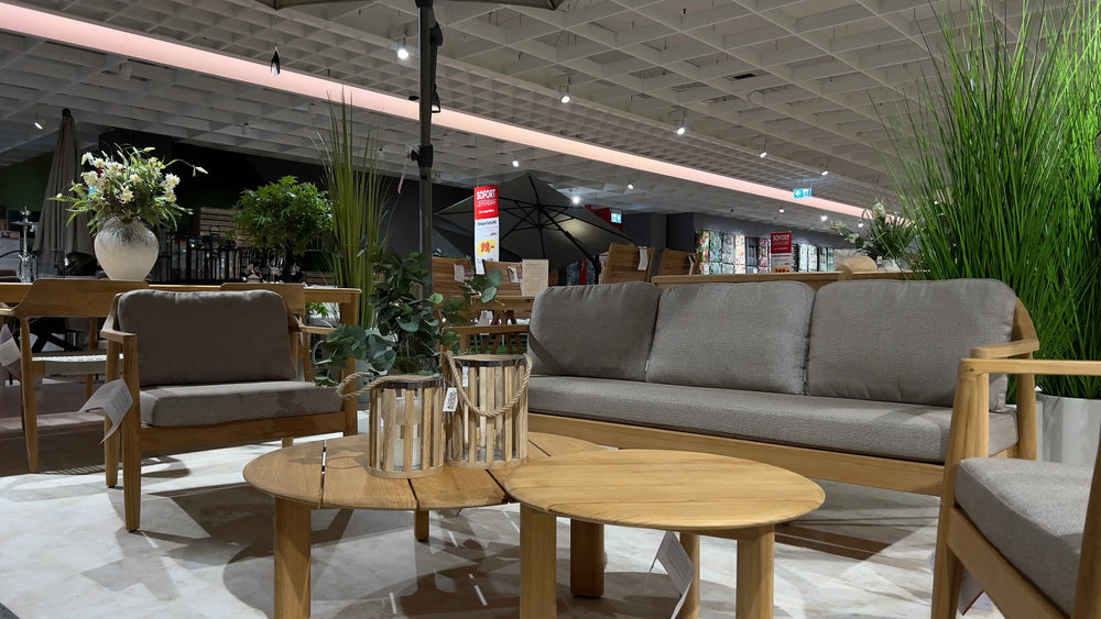Gartenmöbel Dresden – Graues Lounge-Sofa mit Teak-Armlehnen und Holzcouchtisch, Möbel Graf Ausstellung