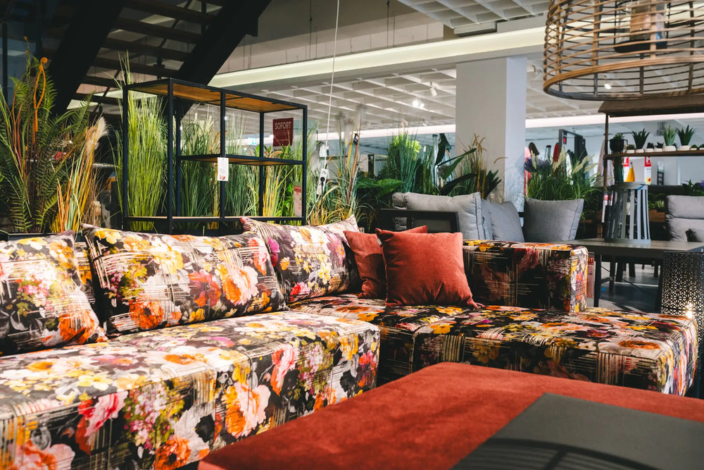 Gartenmöbel Dresden – Florales Outdoor-Ecksofa mit Terrakotta-Kissen und Korbhängelampe, Möbel Graf Pirna