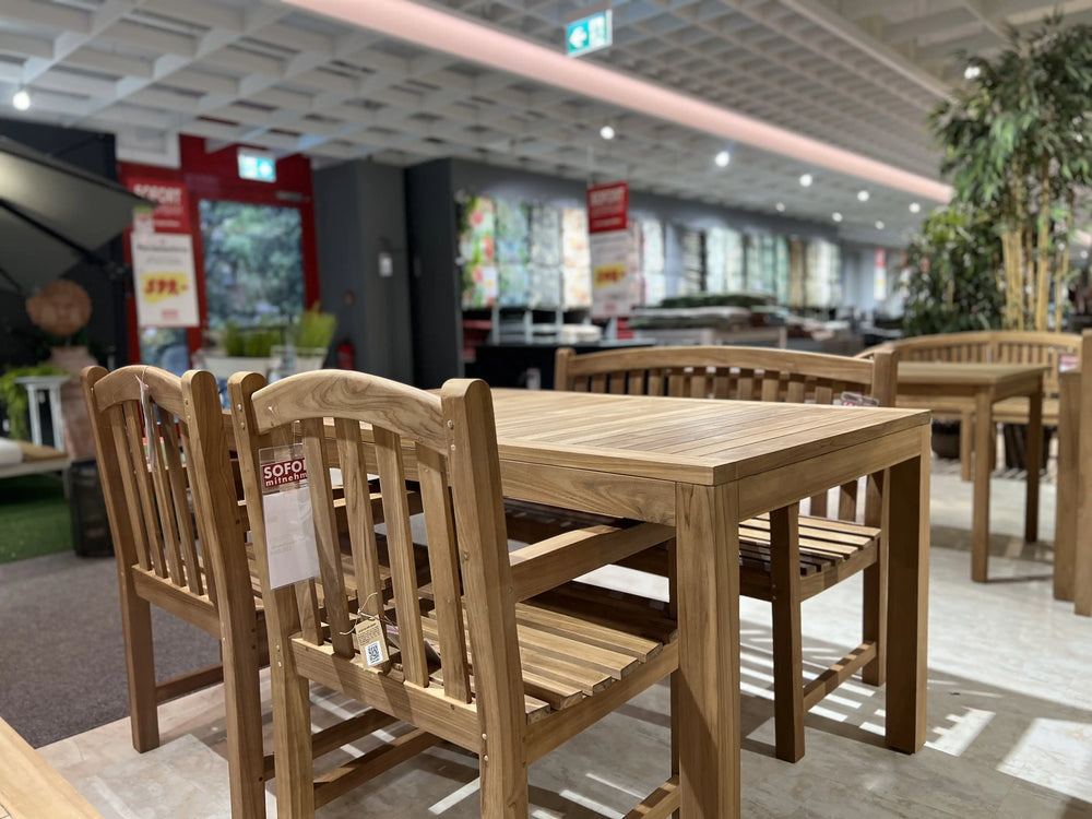Gartenmöbel Dresden – Teak-Essgruppe mit Hochlehnstühlen in der Ausstellung Möbel Graf Pirna