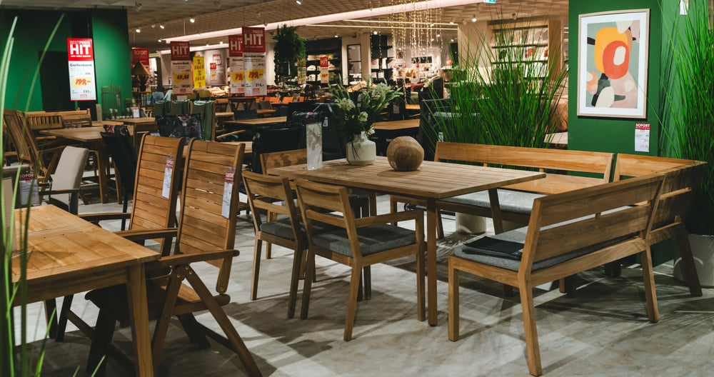 Gartenmöbel Dresden – Großer Teak-Esstisch mit 8 Anthrazit-Stühlen unter Pendelleuchten, Möbel Graf Ausstellung