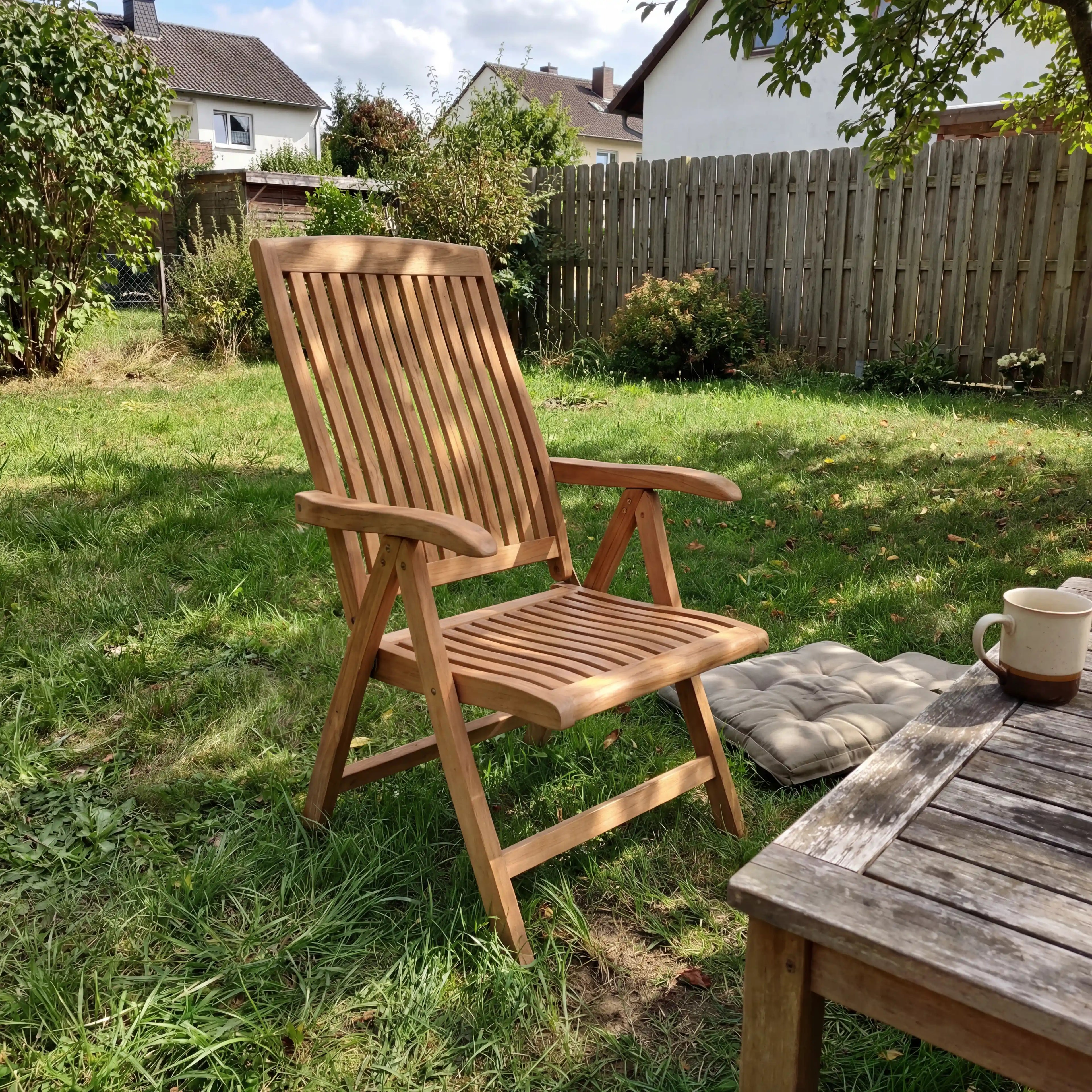 Gartenmöbel Dresden – Teak-Hochlehner-Klappstuhl mit Holztisch im Privatgarten, Kundenbewertung Familie Bayr