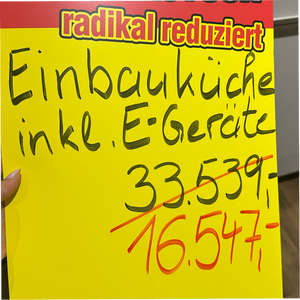 Musterküche in Sand Hochglanz mit Havanna-Arbeitsplatte inkl. E-Geräte