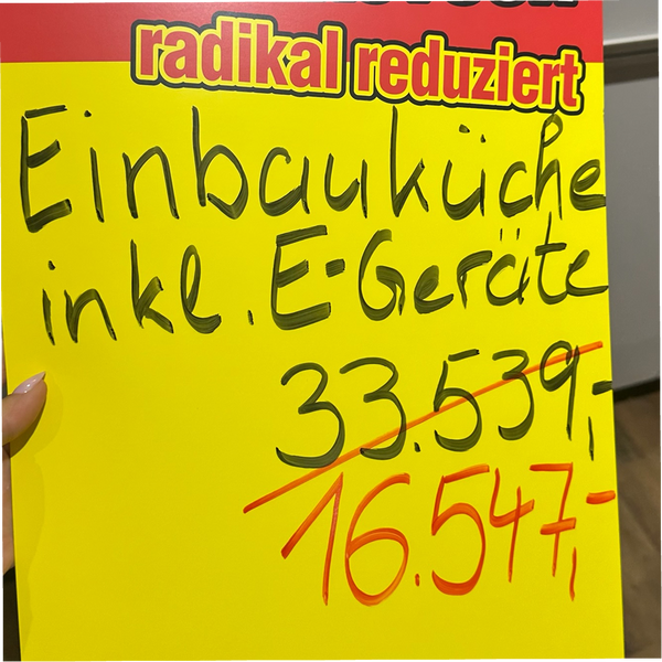Musterküche in Sand Hochglanz mit Havanna-Arbeitsplatte inkl. E-Geräte