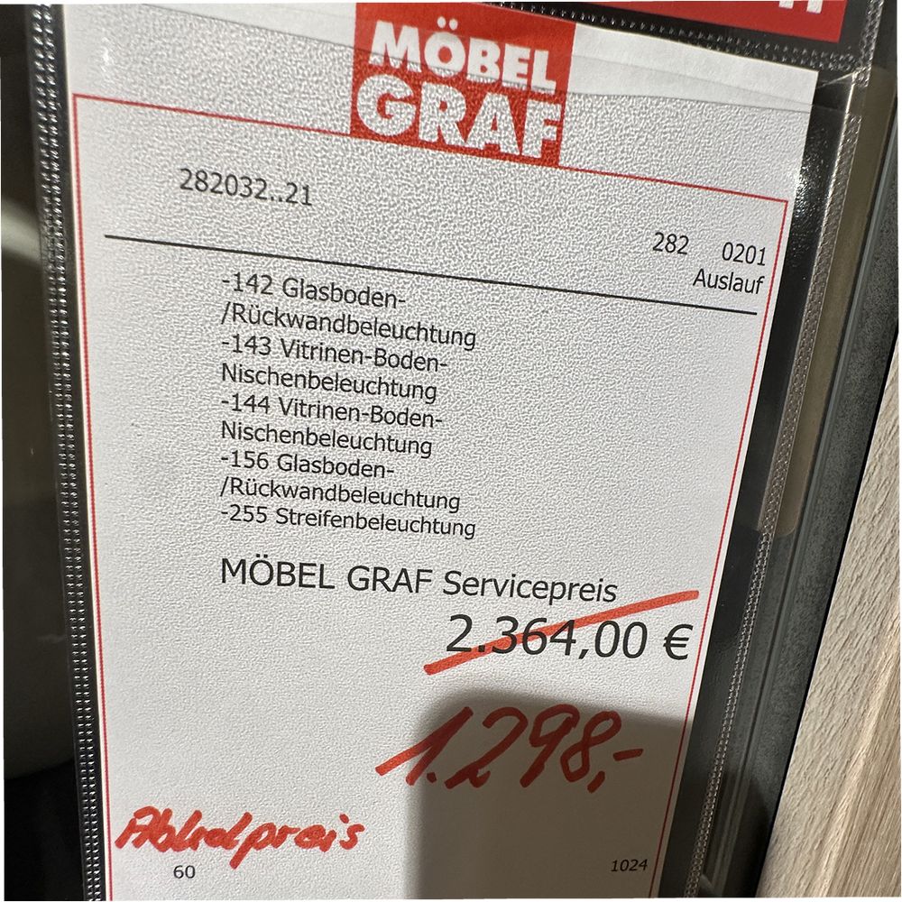 Wohnwand in Eiche-Holzdekor und Betonoptik mit LED-Beleuchtung