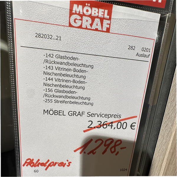 Wohnwand in Eiche-Holzdekor und Betonoptik mit LED-Beleuchtung