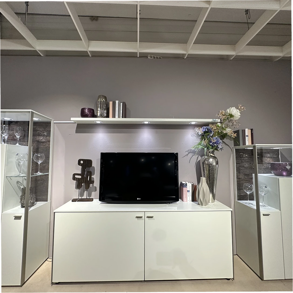 Moderne Wohnwand in Weiß mit beleuchteten Glasvitrinen – Abverkauf-Ausstellungsstück