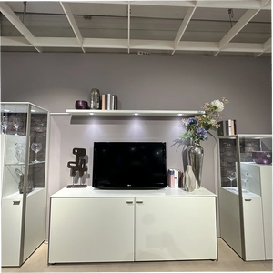 Moderne Wohnwand in Weiß mit beleuchteten Glasvitrinen – Abverkauf-Ausstellungsstück