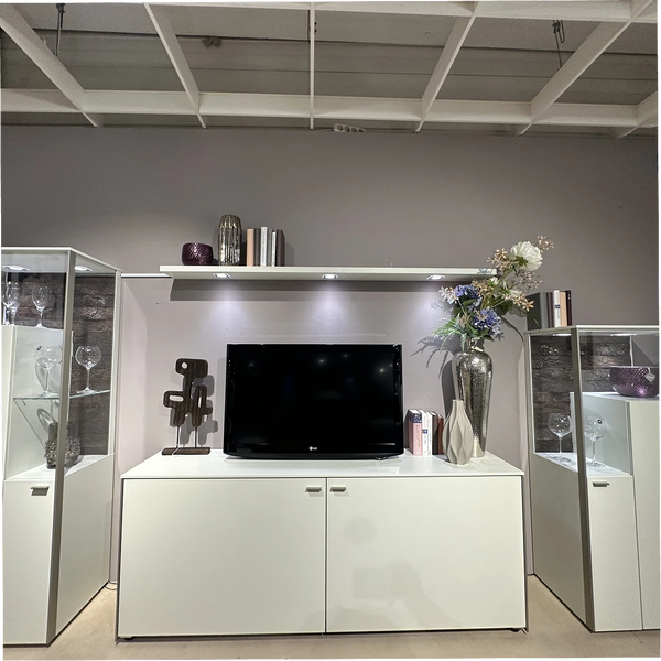 Moderne Wohnwand in Weiß mit beleuchteten Glasvitrinen – Abverkauf-Ausstellungsstück