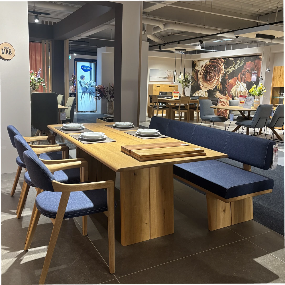 Tischgruppe Triest – massive Asteiche trifft tiefes Wool Indigo