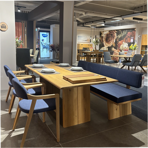 Tischgruppe Triest – massive Asteiche trifft tiefes Wool Indigo