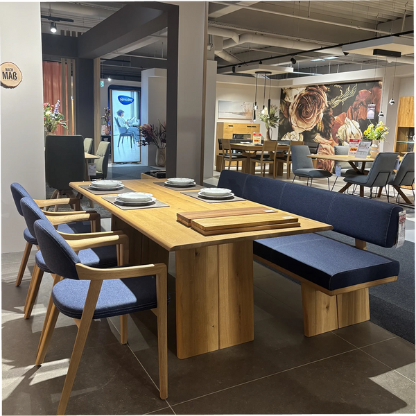 Tischgruppe Triest – massive Asteiche trifft tiefes Wool Indigo