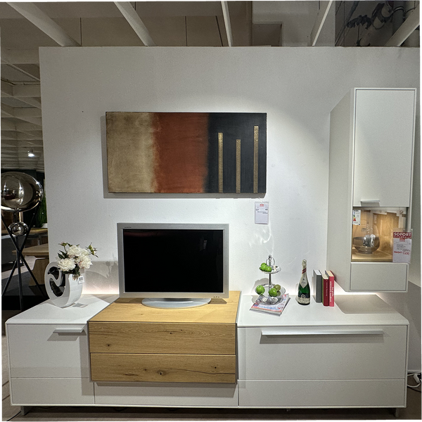 Wohnwand mit Asteiche & LED