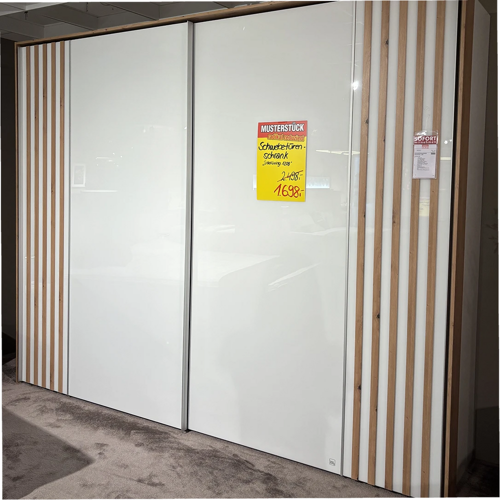 Schwebetürenschrank Interliving 1208 – viel Stauraum hinter klarem Weißglas