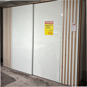 Schwebetürenschrank Interliving 1208 – viel Stauraum hinter klarem Weißglas