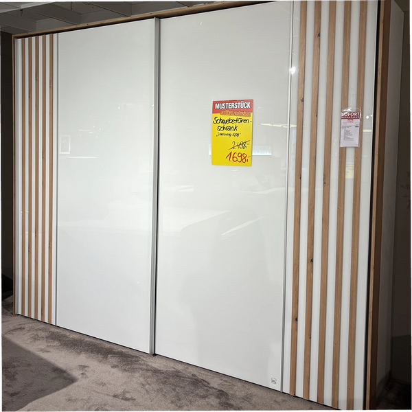 Schwebetürenschrank Interliving 1208 – viel Stauraum hinter klarem Weißglas