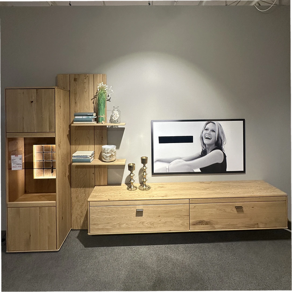 Wohnwand in Eiche natur mit Highboard, TV-Element & LED-Beleuchtung