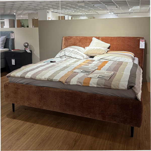 Polsterbett Interliving 1417 – warmes Rost trifft modernen Komfort