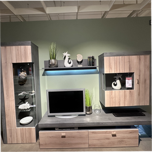 Wohnwand in Eiche-Holzdekor und Betonoptik mit LED-Beleuchtung
