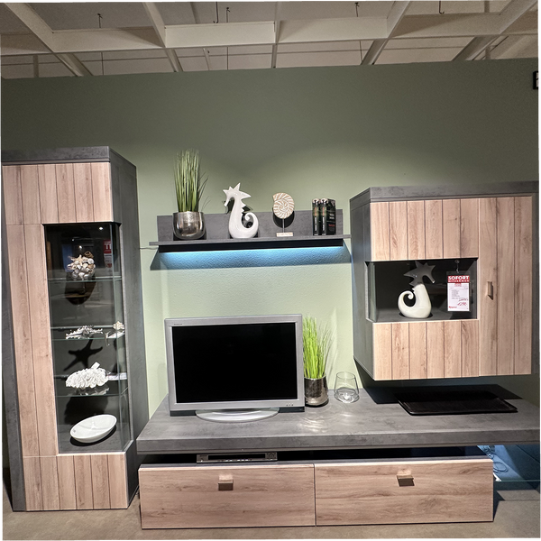Wohnwand in Eiche-Holzdekor und Betonoptik mit LED-Beleuchtung