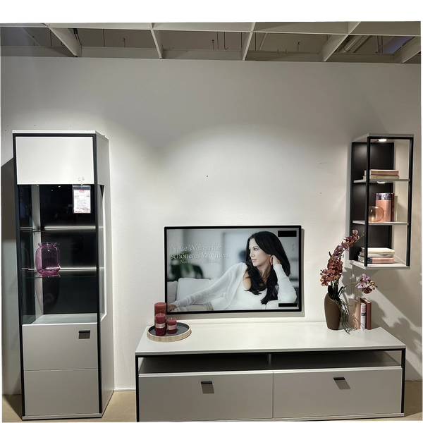 Wohnwand Malo – moderne weiße Wohnwand mit Glasvitrine, TV-Element & LED