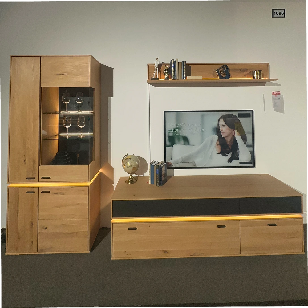Wohnwand in Balkeneiche Bianco mit Vitrine & LED-Beleuchtung