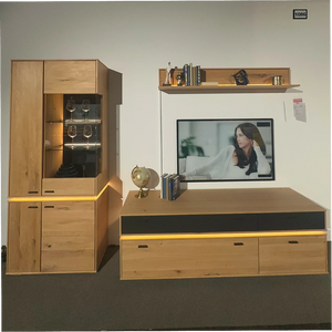 Wohnwand in Balkeneiche Bianco mit Vitrine & LED-Beleuchtung