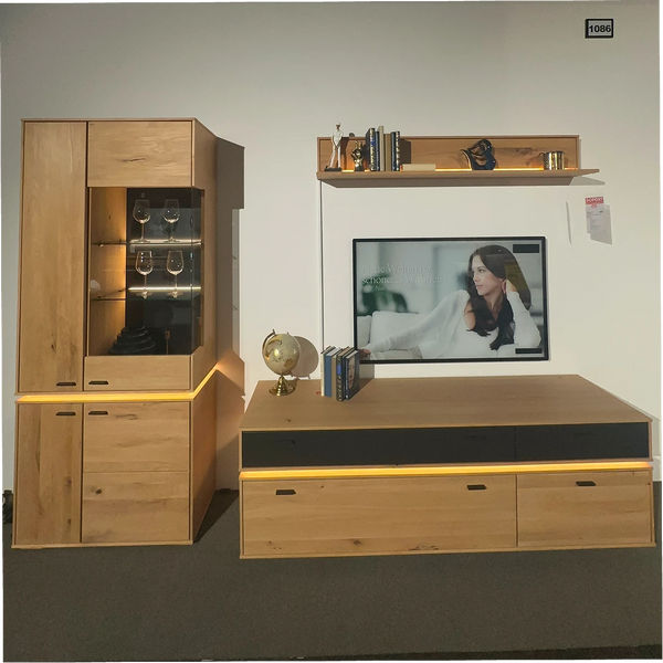 Wohnwand in Balkeneiche Bianco mit Vitrine & LED-Beleuchtung