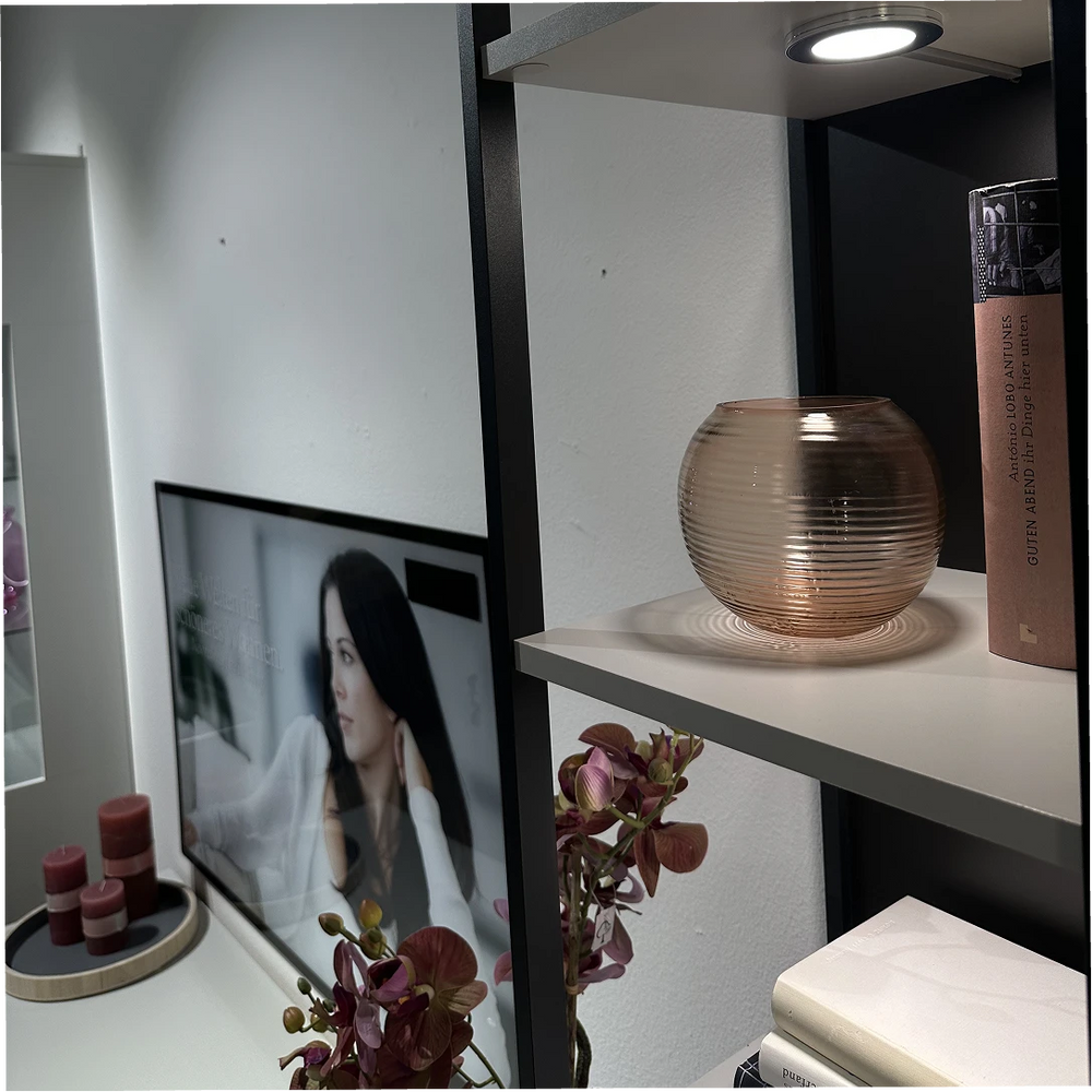 Wohnwand Malo – moderne weiße Wohnwand mit Glasvitrine, TV-Element & LED