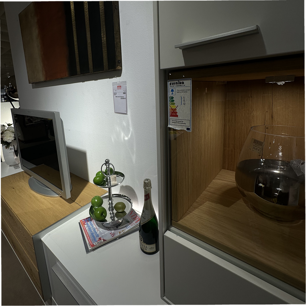 Wohnwand mit Asteiche & LED