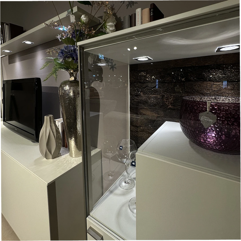 Moderne Wohnwand in Weiß mit beleuchteten Glasvitrinen – Abverkauf-Ausstellungsstück