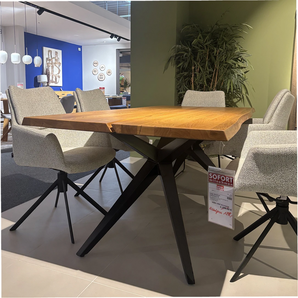 Design-Baumtisch „Interliving 5118" – Charaktereiche mit echter Baumkante