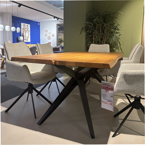 Design-Baumtisch „Interliving 5118" – Charaktereiche mit echter Baumkante